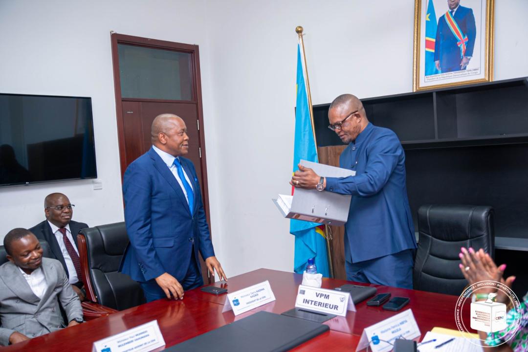 Le VPM de l'intérieur, Peter Kazadi réceptionne l'avant projet de loi sur la répartition des sièges auprès du président de la CENI, Denis Kadima