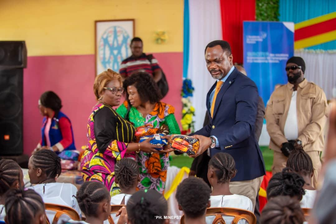 Le ministre Tony Mwaba distribuant les kits hygiéniques aux élèves.