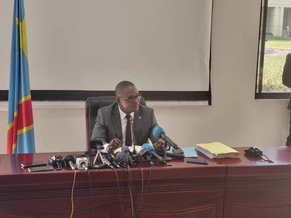 Le VPM de l'intérieur, Peter Kazadi lors d'un point de presse dans son cabinet