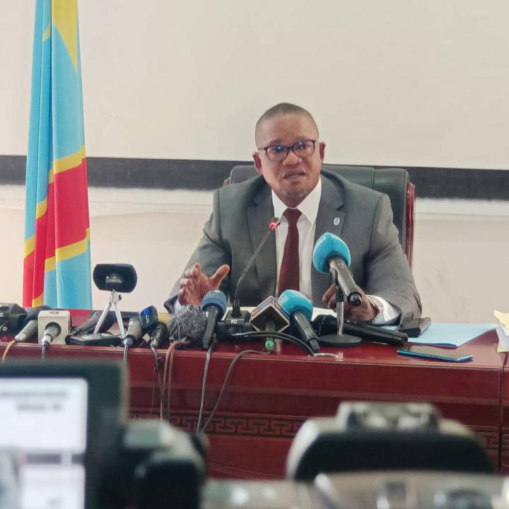 Le VPM de l'intérieur, Peter Kazadi lors d'un point presse dans son cabinet