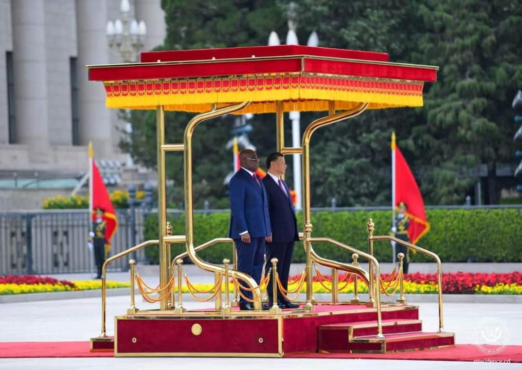 sur le tapis rouge , le Président Félix Tshisekedi et son homologue chinois Xi Jinping à Beijing reçoivent les honneurs militaires