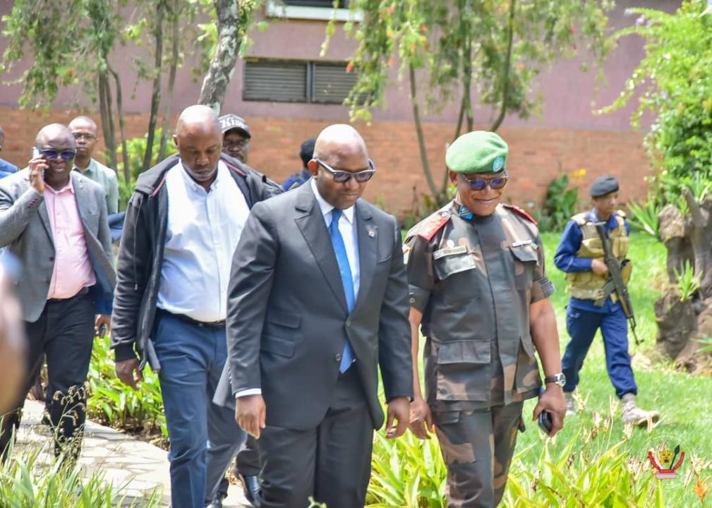 Le Premier ministre Sama Lukonde avec le gouverneur militaire du Nord-Kivu dans la cour du gouvernorat de province.