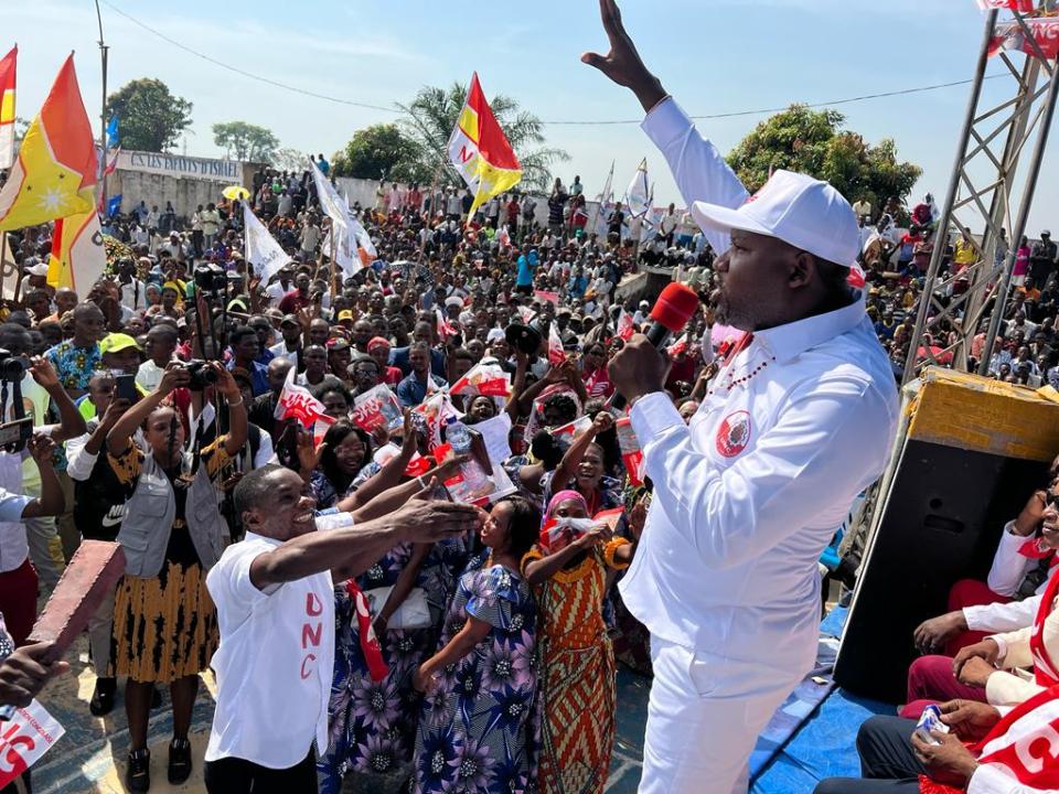 Le député provincial Marcel Tshipepele en communion avec la population de Kananga au stadium Espoir