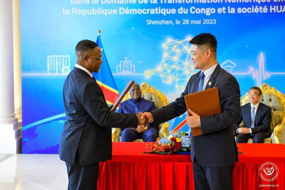 Poignée de main entre le ministre en charge du Numérique Kolongele et le représentant de Huwai, après la signature entre les deux parties