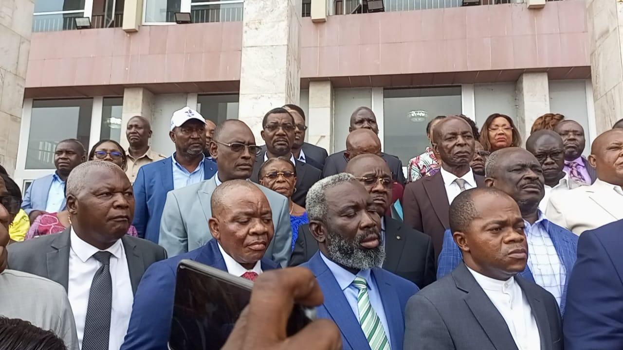 Les députés FCC à la sortie de la salle de plénière en train de lire leur déclaration