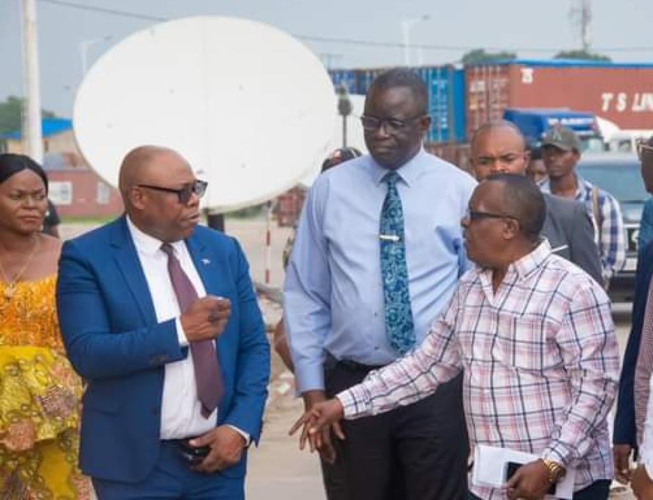 Zacharie Bababaswe, Isidore Kwandja et François Kabulo lors de la visite au stade des martyrs de Kinshasa.