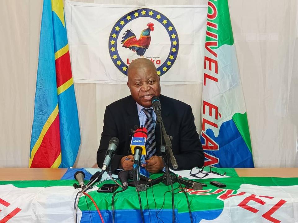 Adolphe Muzito, leader de Nouvel Élan, en plein point de presse