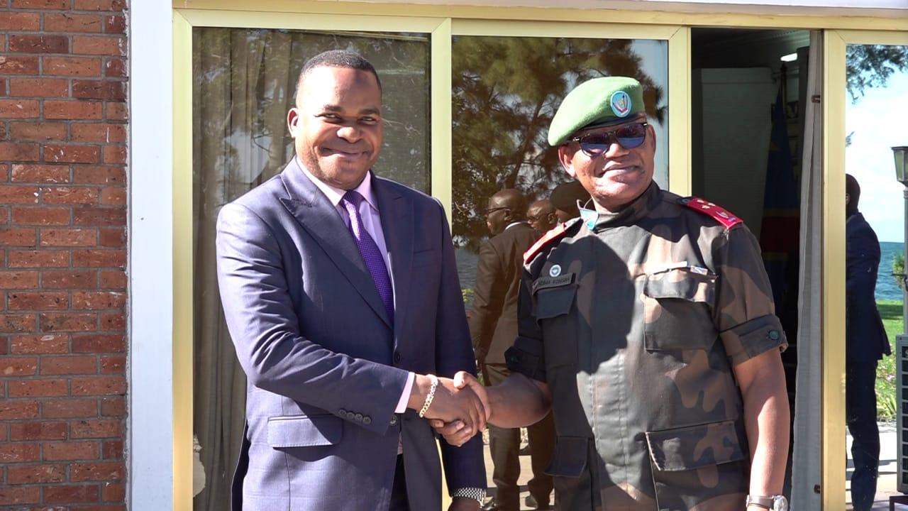 Poignée de main entre le président de la cour constitutionnelle, Dieudonné Kamuleta et Constant Ndima, gouverneur militaire du Nord-Kivu.