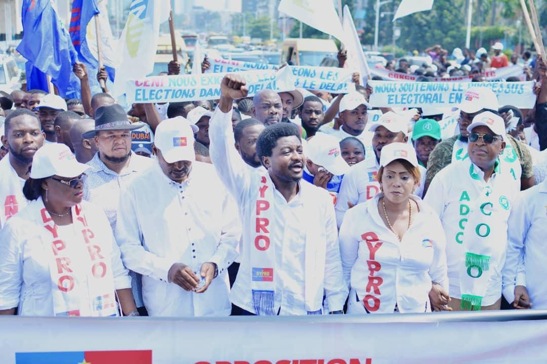 Les leaders de la plateforme DYPRO en pleine marche sur le boulevard du 30
