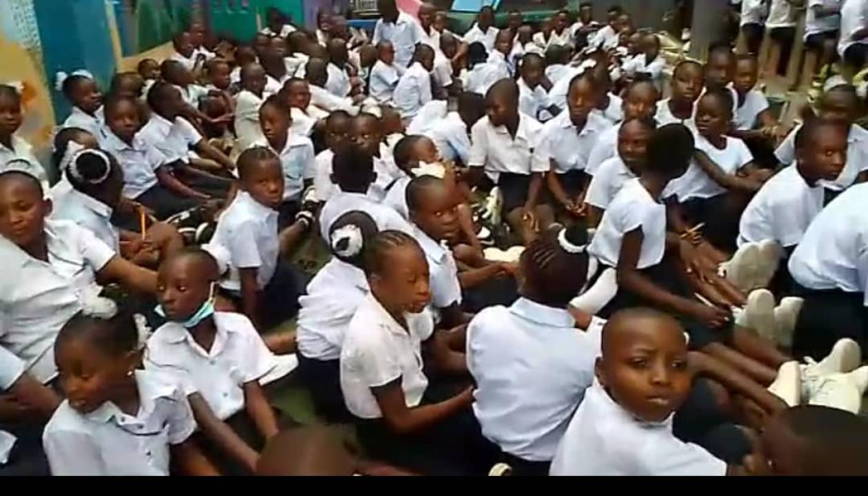 Les élèves finalistes de 6ème année primaire assis à même le son lors de l'ENAFEP au Complexe scolaire Diakiese (Ngaliema)