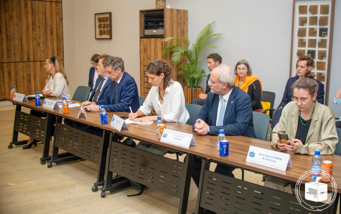 Les parlementaires allemands au bureau de la centrale électorale