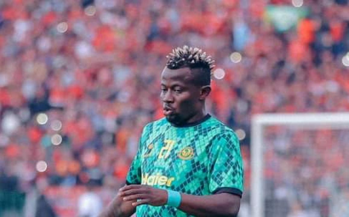 Djuma Shabani en plein échauffement au stade du 05 juillet d'Alger.