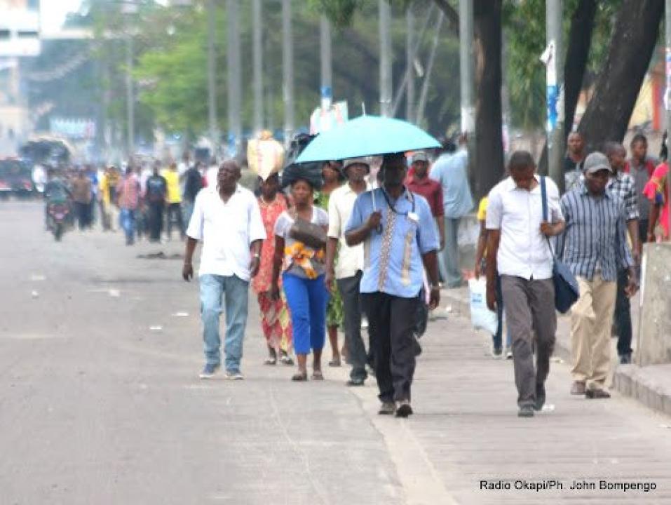 Marche de la population faute de transport