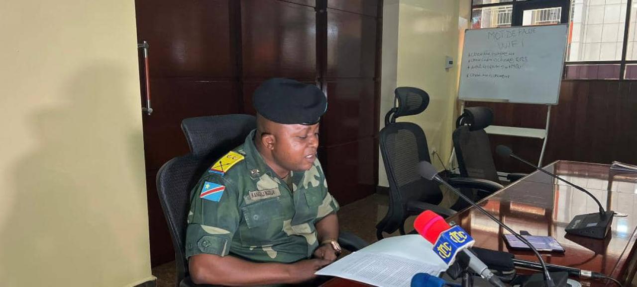 Un officier de l'armée au cours d'un point de presse sur l'arrestation de Salomon kalonda