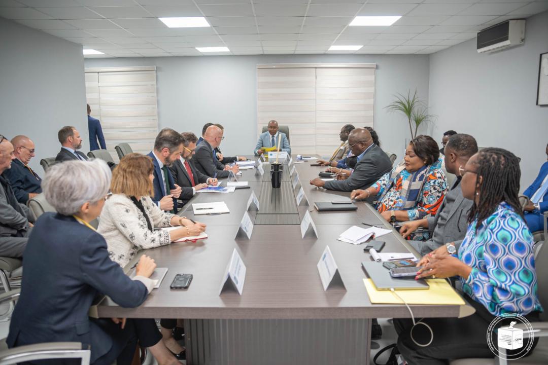Une mission de l'UE et l'équipe de la CENI lors d'une séance de travail à Kinshasa, le 05 juin