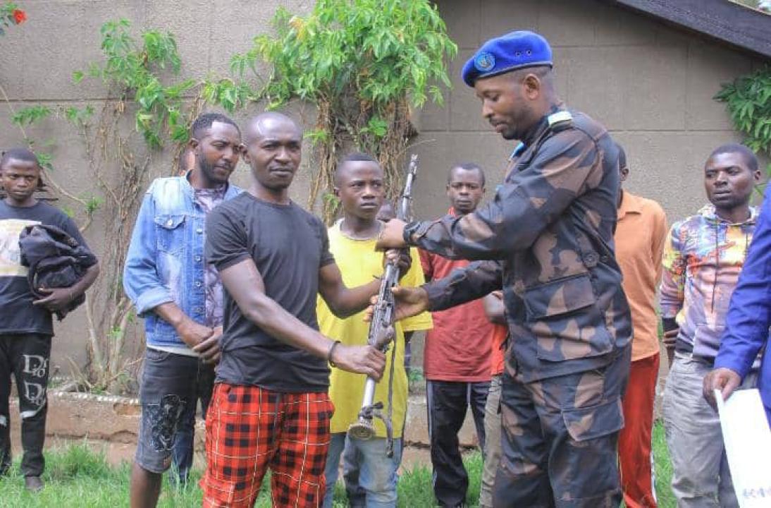 Le Capitaine Antony Mwalushay avec 12 anciens miliciens maï-maï qui se sont rendus auprès des FARDC puis remis au P-DDRCS Beni