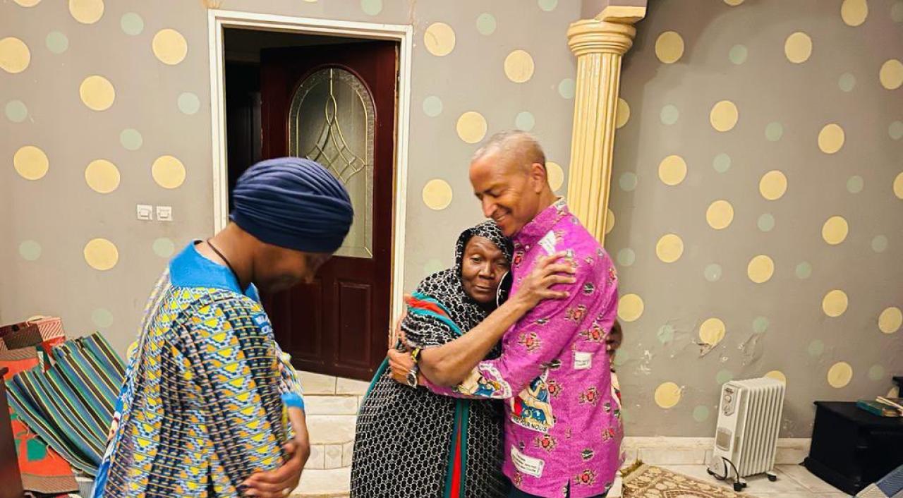 Moïse Katumbi et son épouse réconfortent la maman de SK Della
