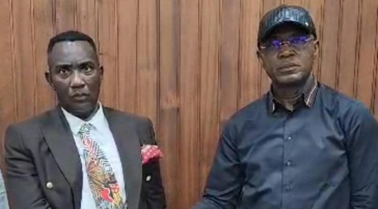 Godé Mpoy et Gentiny Ngobila en poignée de main