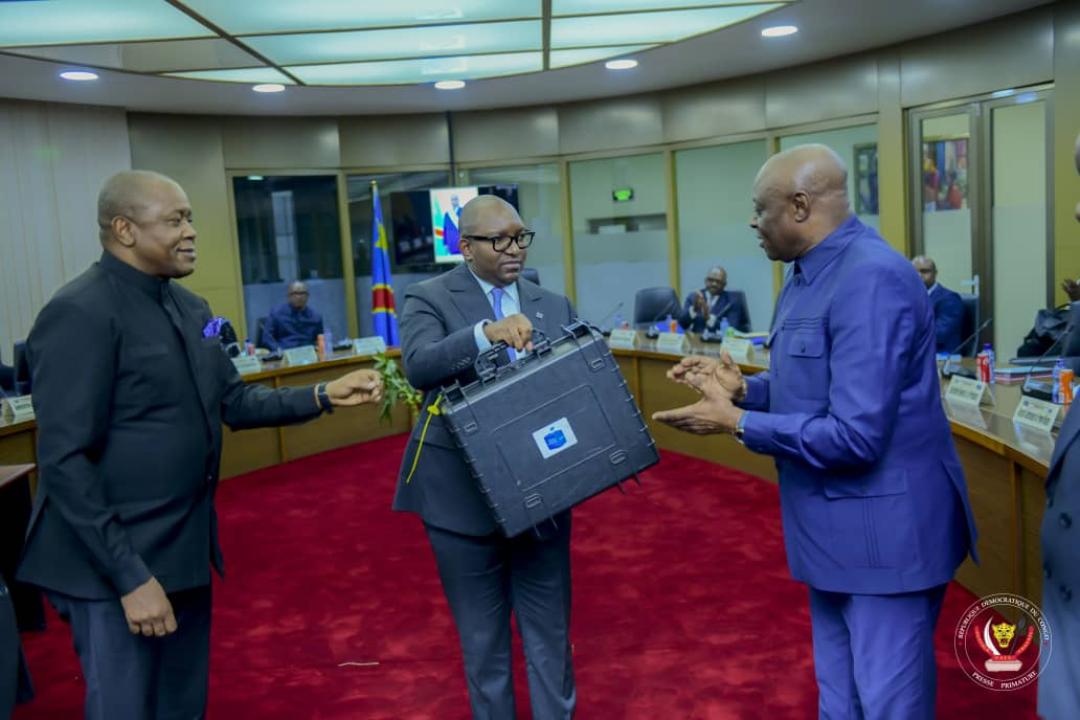 Le Premier Ministre Sama reçoit dans son bureau une délégation de Veridos en présence du président de la CENI, Denis Kadima