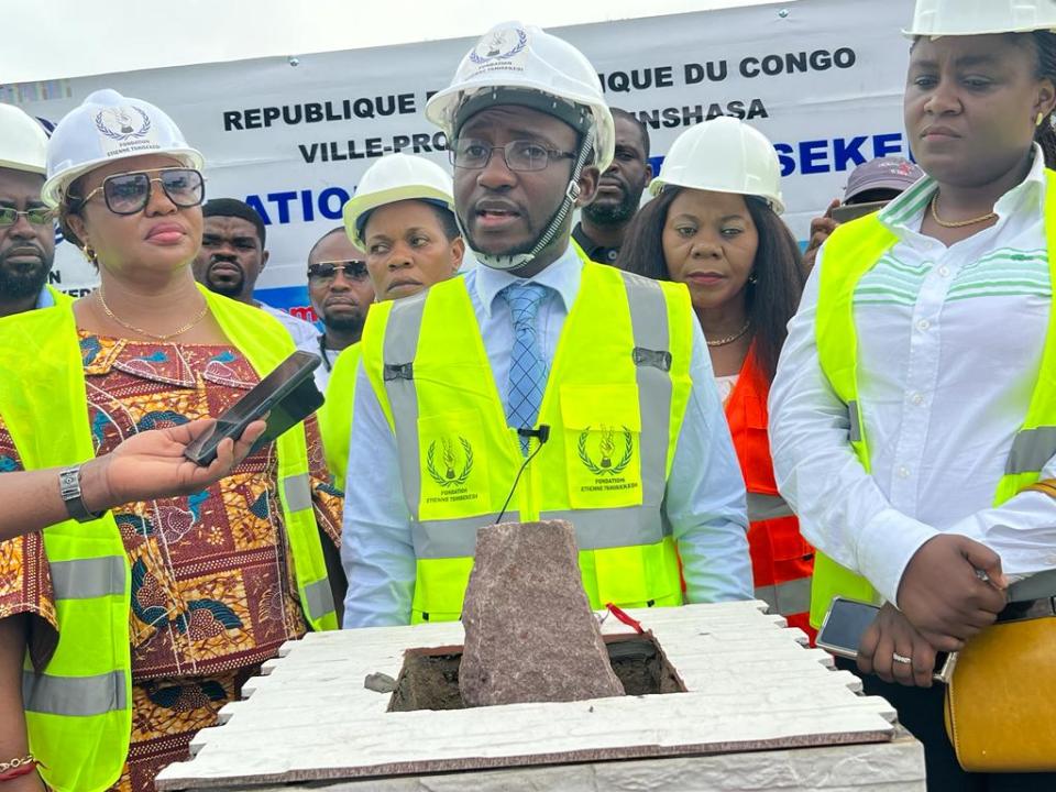 Le DG de la fondation Étienne Tshisekedi maître Aruna Ndarabu posant la première pierre à l'origine du lancement des travaux de construction.