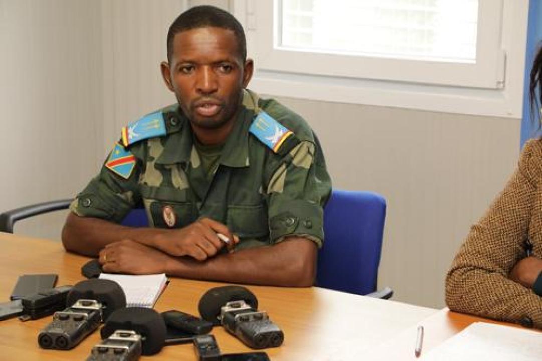Le porte-parole des FARDC en Ituri, le lieutenant Jules Ngongo au cours d'un point de presse.
