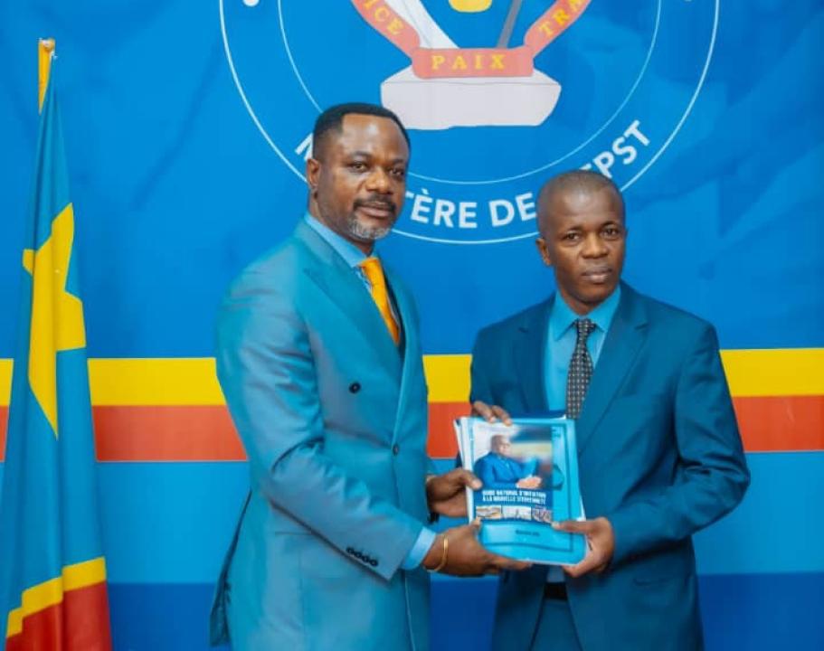 Le ministre de l'EPST Tony Mwaba et son collègue Yves Bunkulu, ministre de la Nouvelle citoyenneté et cohésion nationale.