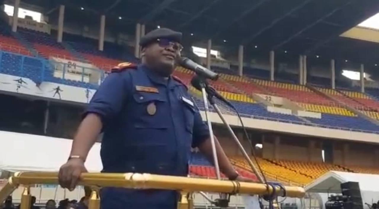 Le général Sylvano Kasongo en parade au stade des martyrs