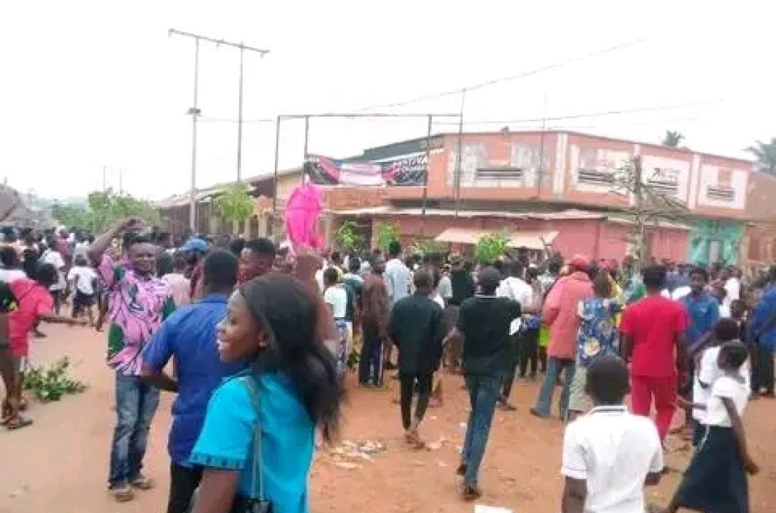 Les manifestants du lundi 12 juin à l'ex-cité de Nsioni dans le territoire de Lukula.