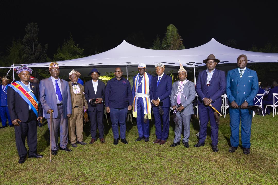 Le Premier Ministre Jean-Michel Sama Lukonde Kyenge pose avec quelques autorités traditionnelles de la Province du Haut Katanga
