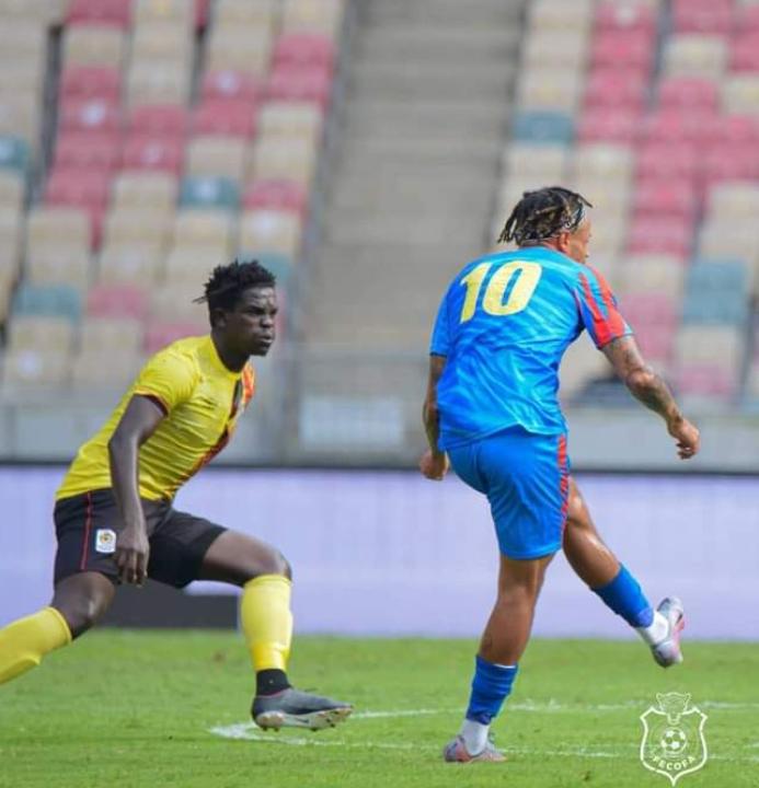 Théo Bongonda en duel avec un joueur ougandais.