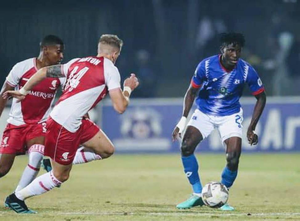 Karim Kimvuidi en duel avec deux joueurs de l'Ajax Cape Town.