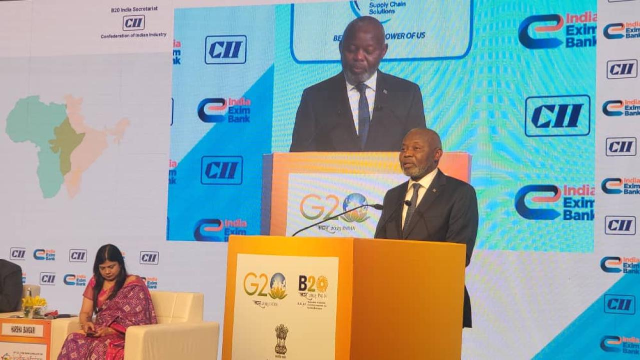 Le VPM de l'économie Vital Kamerhe devant la tribune du sommet Inde-Afrique.