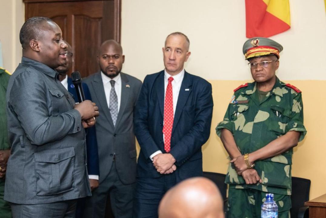 Le ministre d'État Guy Loando échange avec quelques formateurs de l'École Supérieure d'administration militaire.