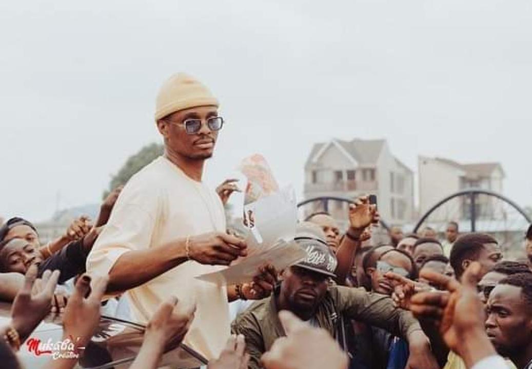 Gally Garvey et ses fans devant le stade municipal de Lemba.