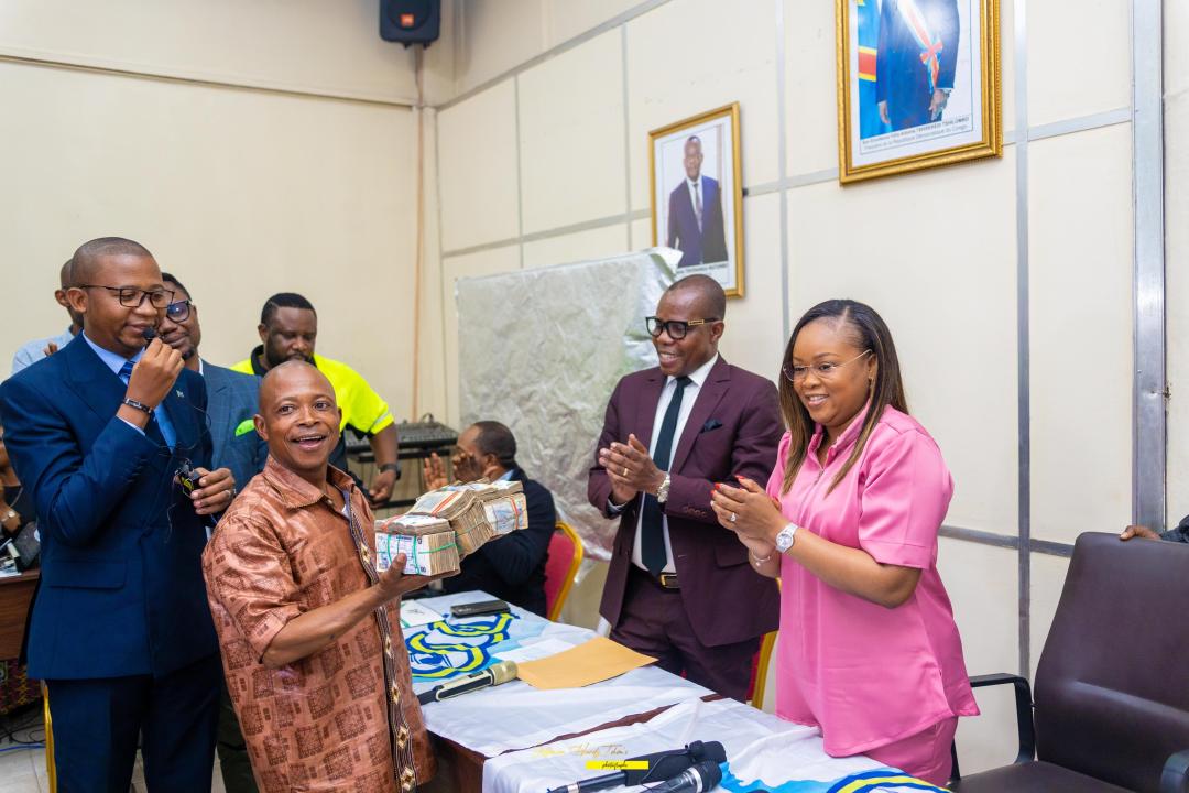 (De gauche à droite) Un représentant de l'INSS et la DGA de l'Office Congolais de contrôle, Christelle Muabilu.