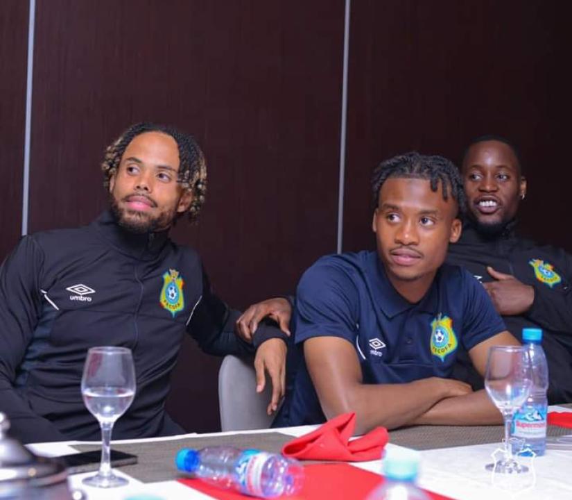 Théo Bongonda, William Balikwisha et Lionel lors d'un dîner à Douala.