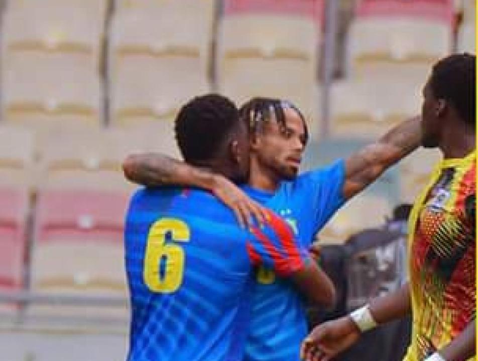 Théo Bongonda en accolade fraternelle avec Aaron Tshibola.