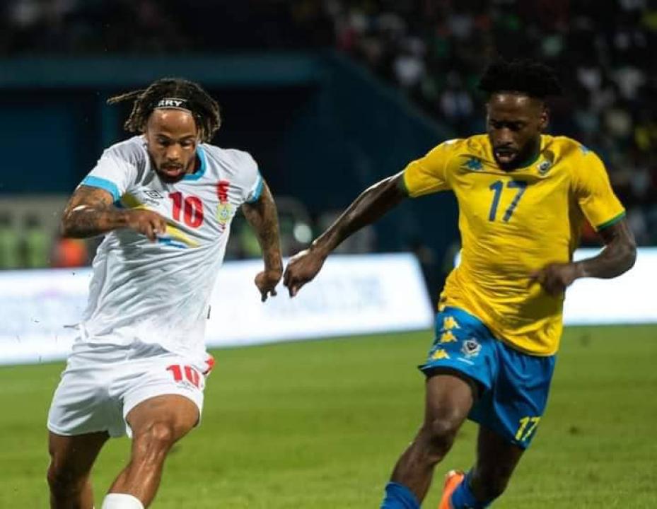 Théo Bongonda en duel avec un joueur gabonais.