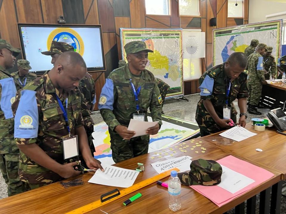 Les délégués des forces armées des États membres de l'EAC lors du lancement du 13e exercice.