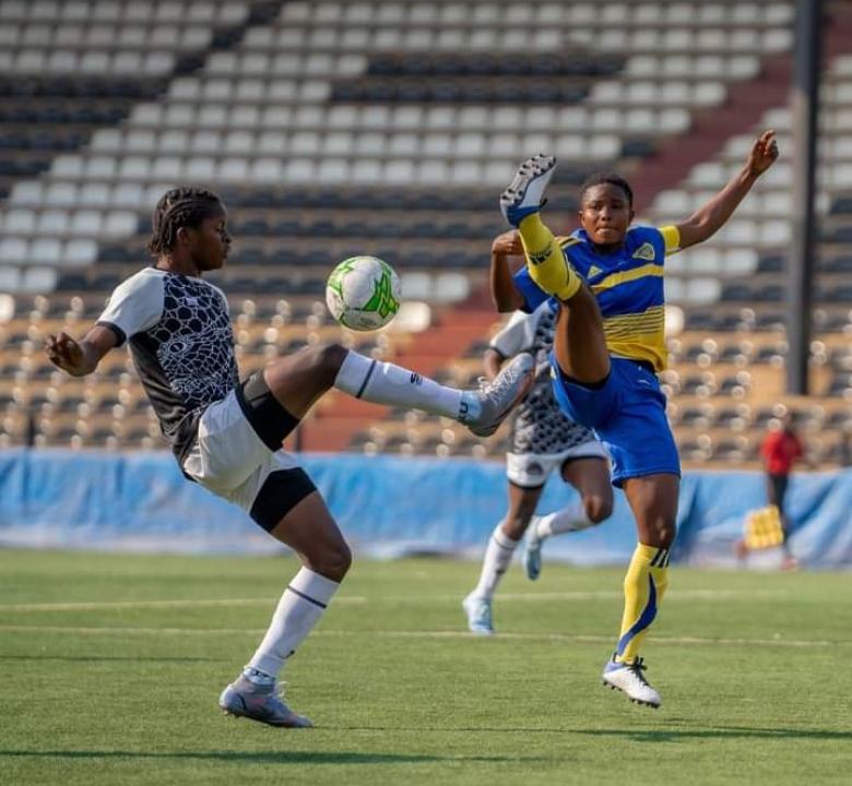 Une joueuse du TP Mazembe en duel avec celle de Lupopo. [Photo d'illustration]