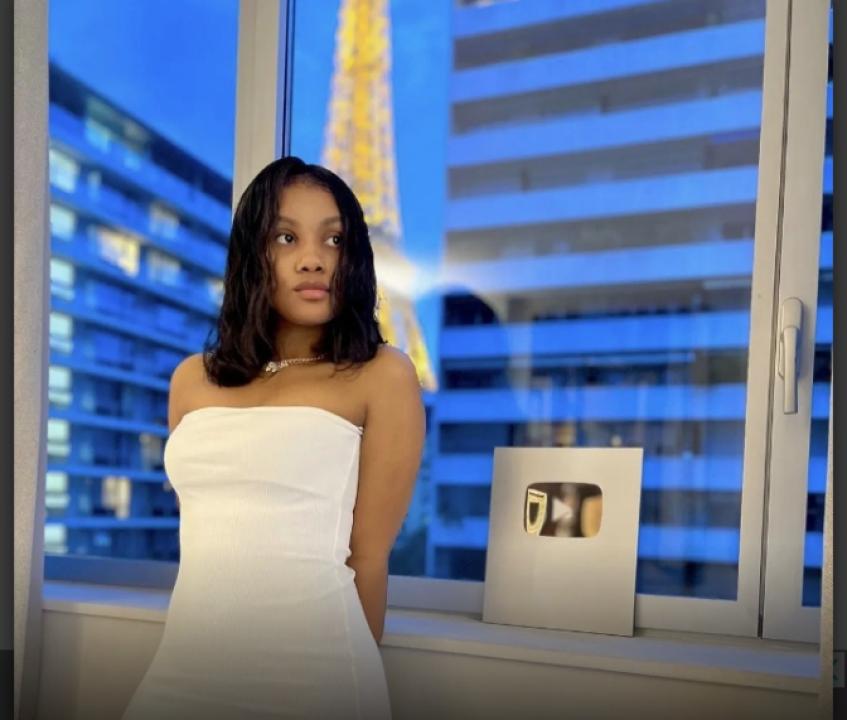 Rebo Tchulo aux côtés de son trophée à Paris.