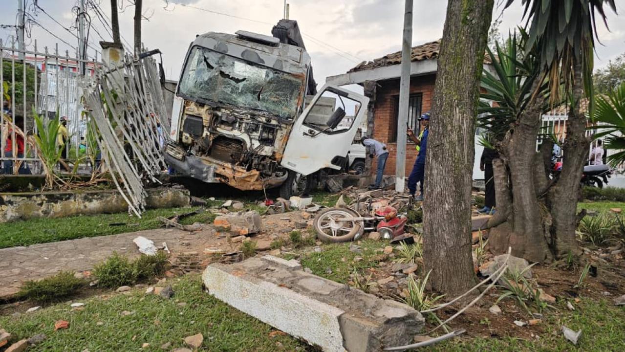 Le véhicule endommagé après l'accident dans l'enclos du gouvernorat à Goma.