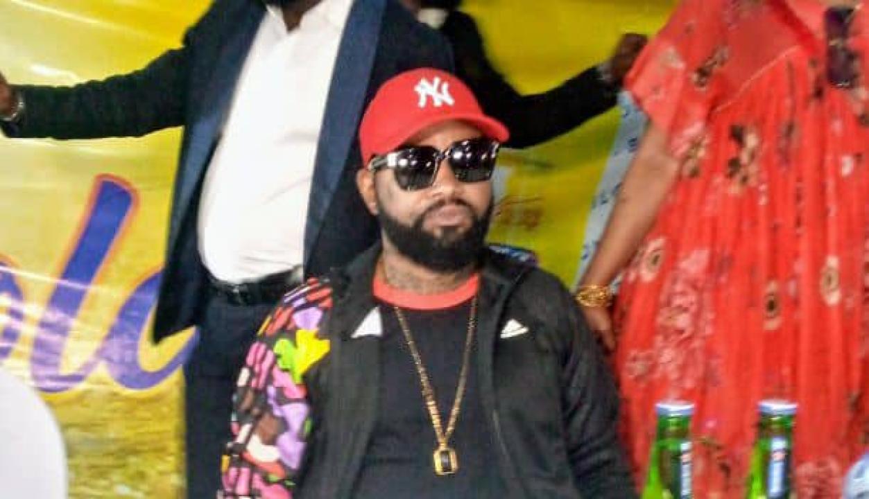 Ferré Gola lors de sa conférence de presse au chapiteau de l'hôtel Pullman de Kinshasa.