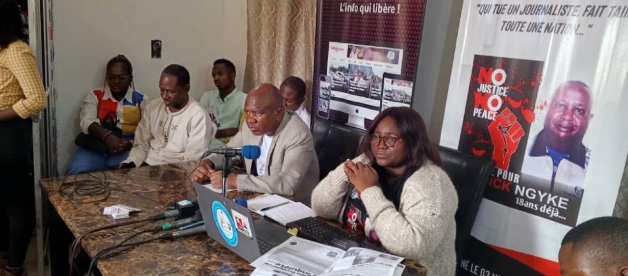 Grâce Ngyke, fille du journaliste Franck Ngyke assassiné à Kinshasa, en  2005, accompagnée de l'éditeur du journal la Référence Plus.