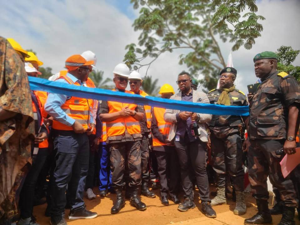 Le gouverneur militaire, Constant Ndima lors de l'inauguration du pont métallique reliant Bwena à Mangurujipa au Nord-Kivu