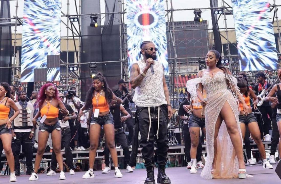 L'artiste musicien Ferré Gola et la chanteuse kényane Victoria Kimani sur scène, le 24 juin au stade des martyrs.
