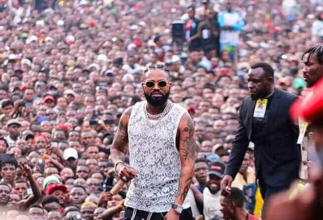Ferré Gola devant ses fans, au stade des martyrs de Kinshasa.