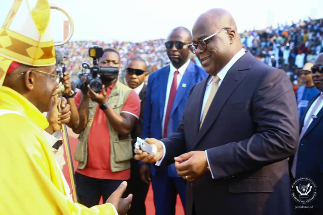 Félix Tshisekedi remet un cadeau à Mgr Bernard Kadanda à Mbuji-Mayi.