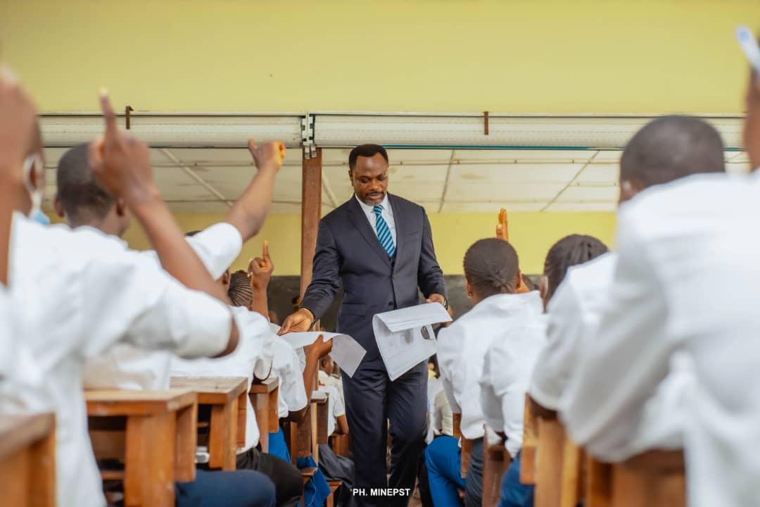 Le ministre de l'EPST, Tony Mwaba Kazadi, distribue des items d'Examen d'État édition 2023.