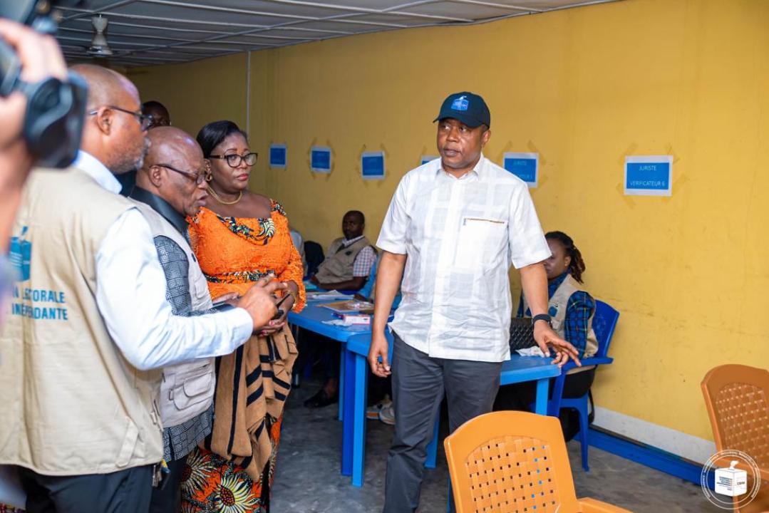 Le président de la CENI, Denis Kadima dans un bureau de réception et de traitement des candidatures 